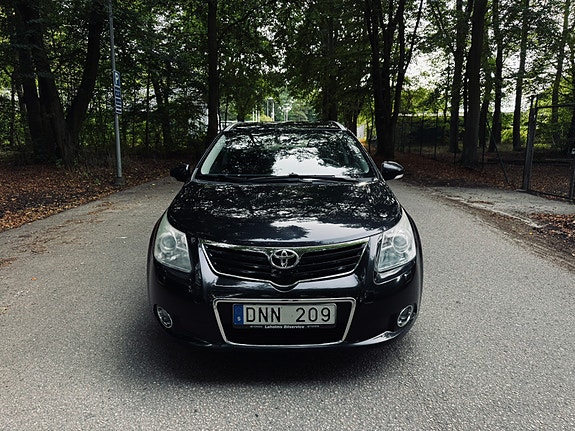 Toyota Avensis 2 of 9