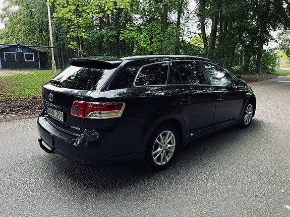 Toyota Avensis 4 of 9