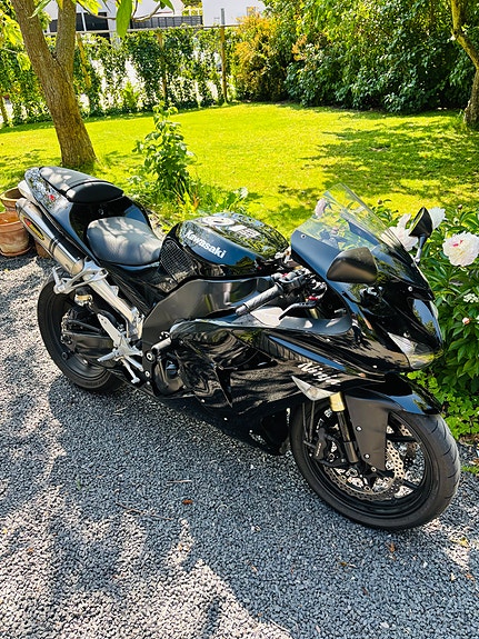 Kawasaki Ninja ZX-10R 3 of 3