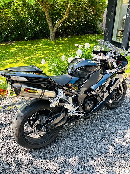 Kawasaki Ninja ZX-10R 2 of 3