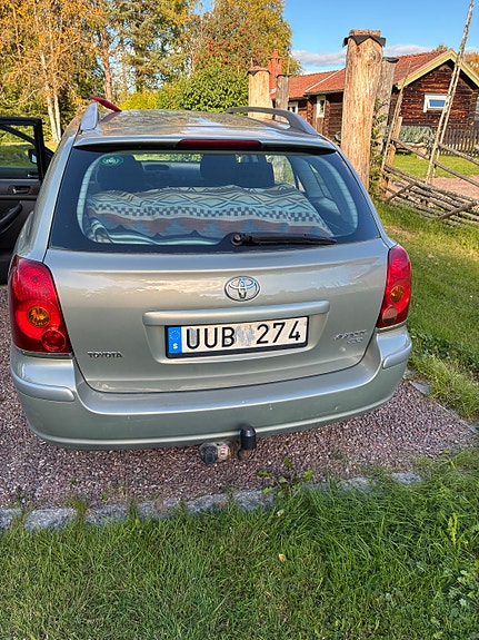 Toyota Avensis 2 of 9