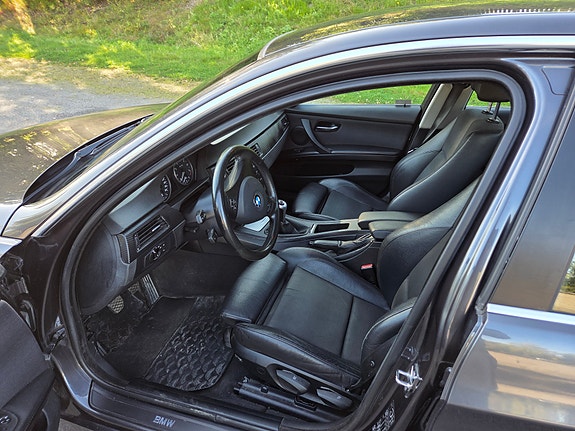 BMW 330i 4 of 6