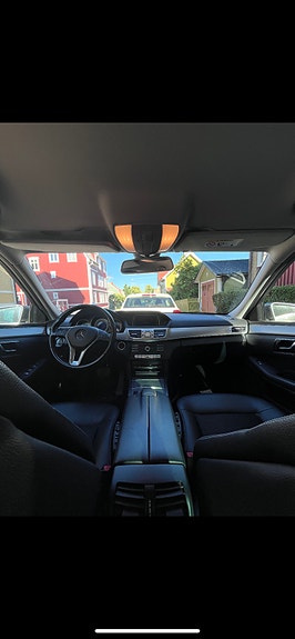 Mercedes-Benz E220 3 of 5
