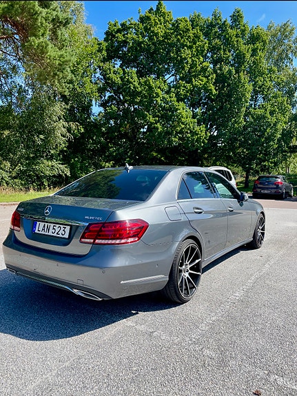 Mercedes-Benz E220 2 of 5