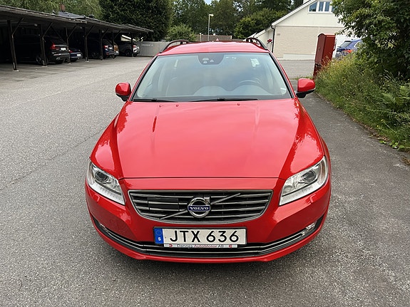 Volvo V70 2 of 9