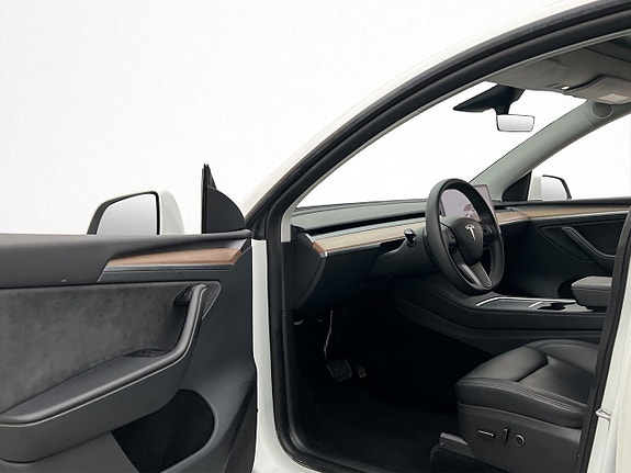 Tesla Model Y 11 of 30