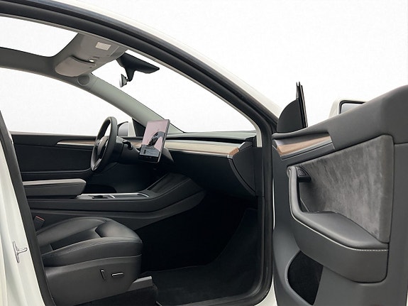 Tesla Model Y 28 of 30