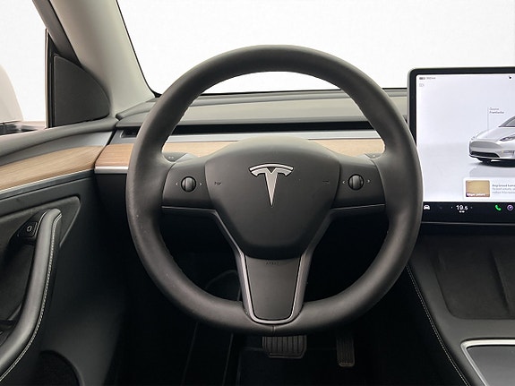 Tesla Model Y 15 of 30