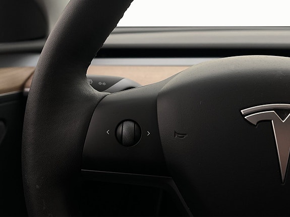 Tesla Model Y 16 of 30
