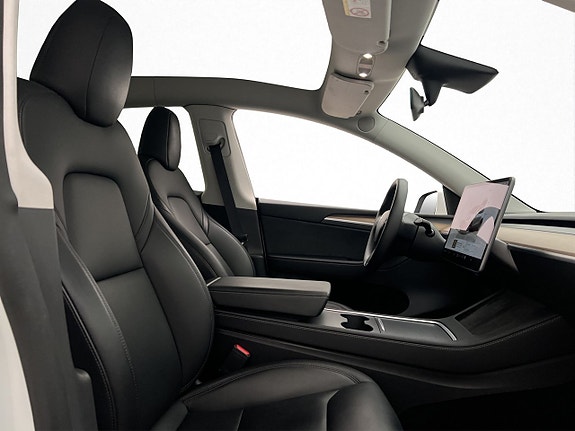 Tesla Model Y 27 of 30