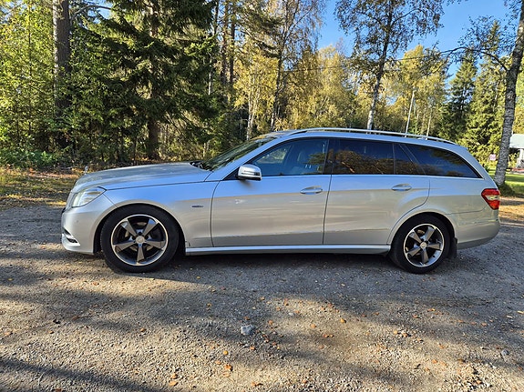 Mercedes-Benz E220 2 of 7