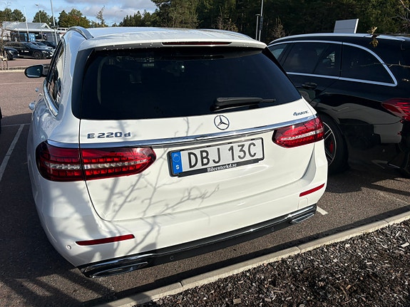 Mercedes-Benz E220 2 of 7
