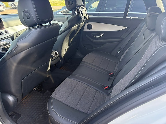 Mercedes-Benz E220 5 of 7