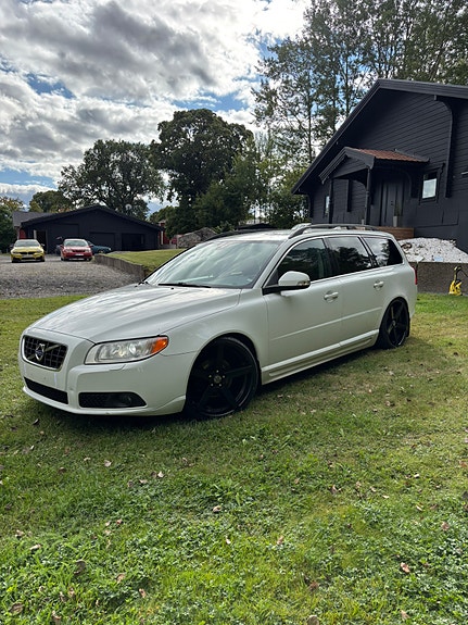 Volvo V70 2 of 8