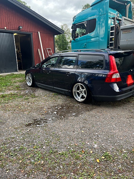Volvo V70 2 of 8