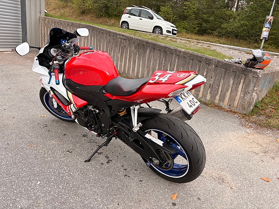 Suzuki GSX-R750 7 of 8