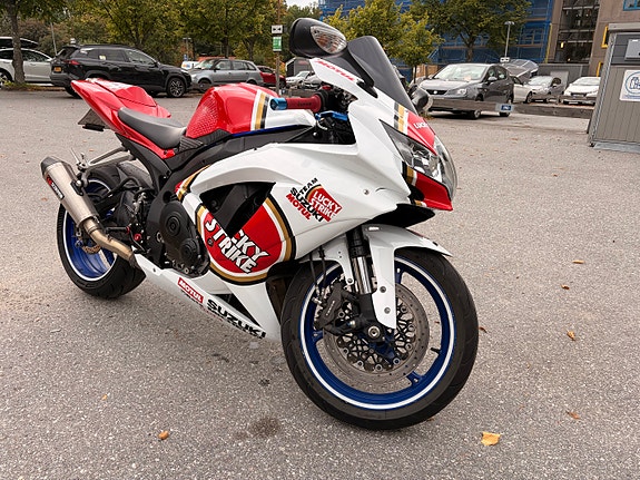 Suzuki GSX-R750 2 of 8