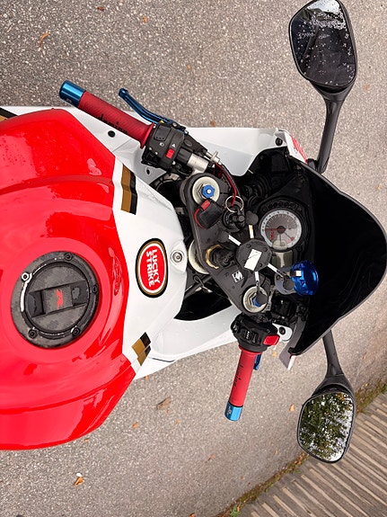 Suzuki GSX-R750 6 of 8