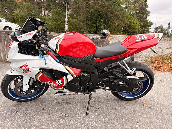 Suzuki GSX-R750 4 of 8