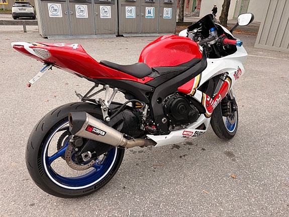 Suzuki GSX-R750 3 of 8