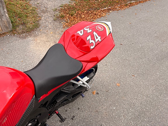 Suzuki GSX-R750 8 of 8