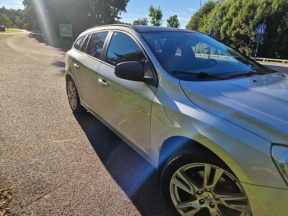 Volvo V60 2 of 7
