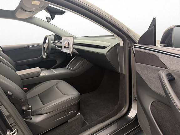 Tesla Model Y 28 of 30