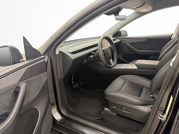 Tesla Model Y 10 of 30