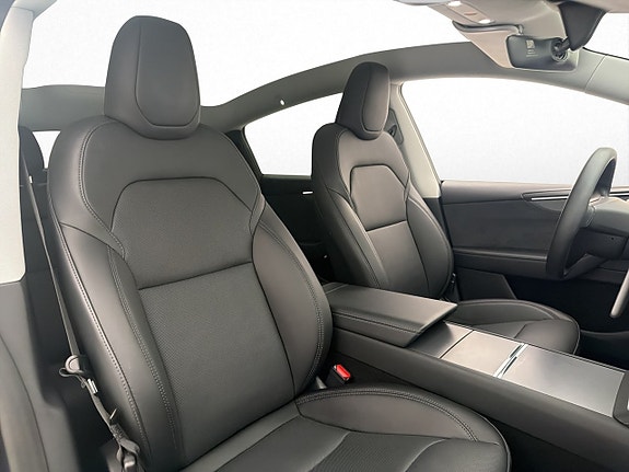 Tesla Model Y 27 of 30