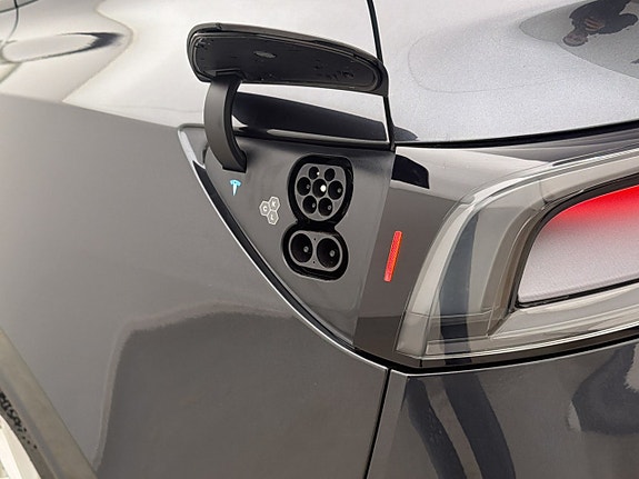 Tesla Model Y 25 of 30