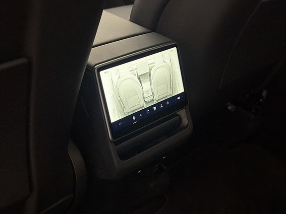 Tesla Model Y 26 of 30