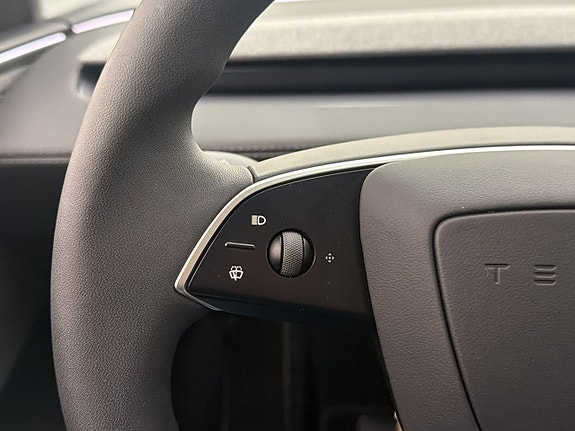 Tesla Model Y 13 of 30