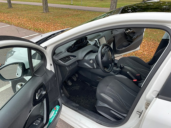 Peugeot 208 4 of 6