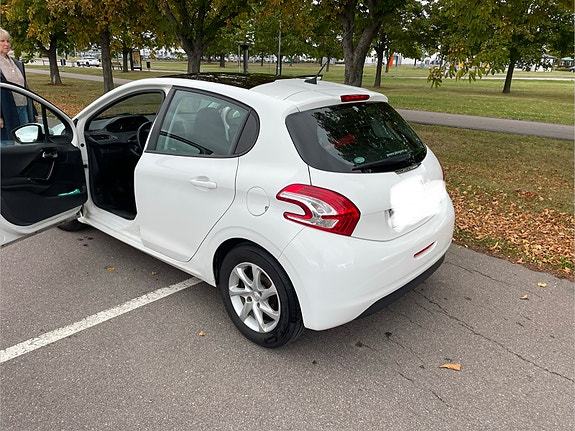 Peugeot 208 3 of 6