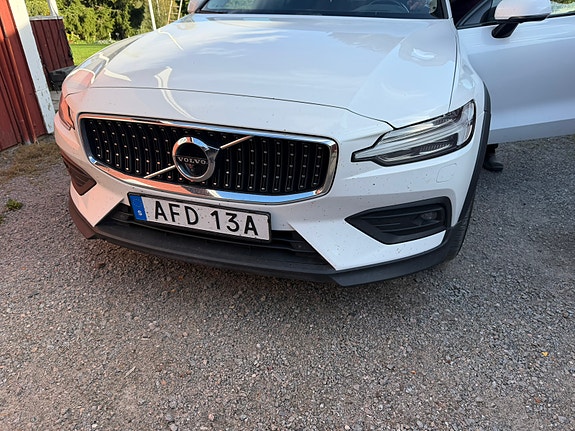 Volvo V60 Cross Country 2 of 6