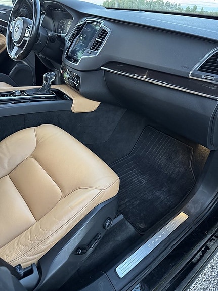 Volvo XC90 10 of 25