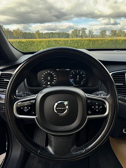 Volvo XC90 8 of 25