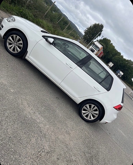 Volkswagen Golf VII 2 of 9