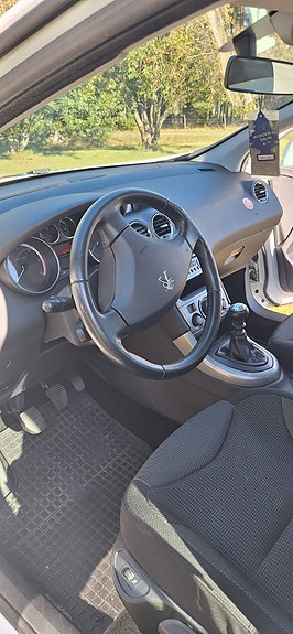 Peugeot 308 2 of 4