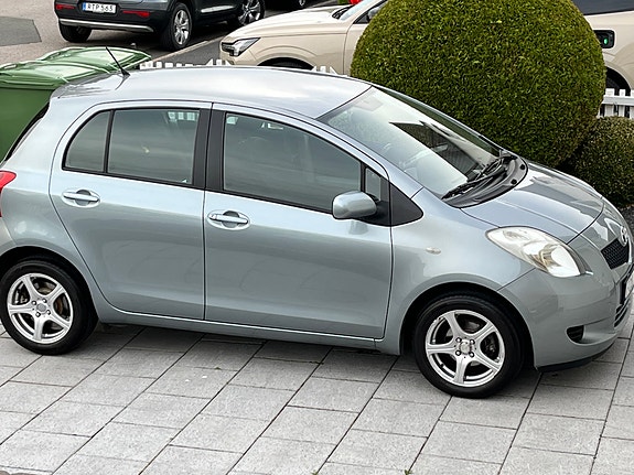 Toyota Yaris 5 of 8
