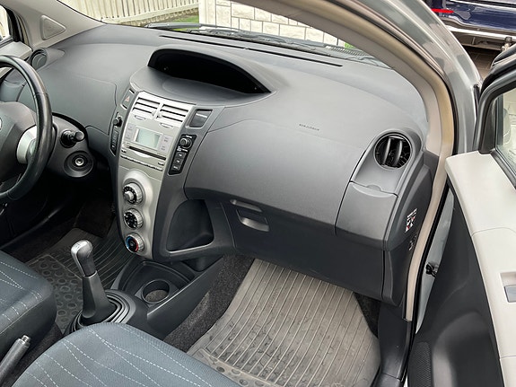 Toyota Yaris 8 of 8