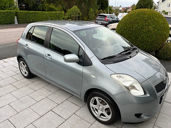Toyota Yaris 2 of 8