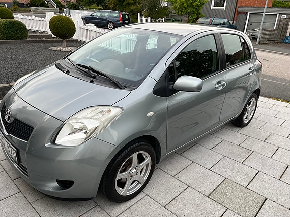 Toyota Yaris 4 of 8