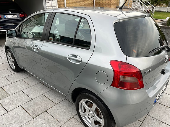 Toyota Yaris 3 of 8