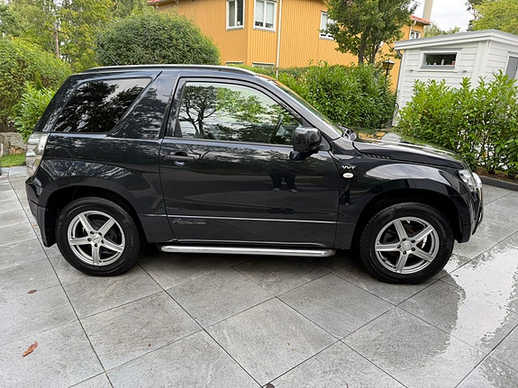 Suzuki Grand Vitara 2 of 7