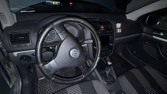 Volkswagen Golf V 3 of 11