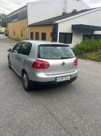 Volkswagen Golf V 2 of 11