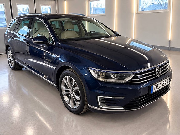 Volkswagen Passat 2 of 16