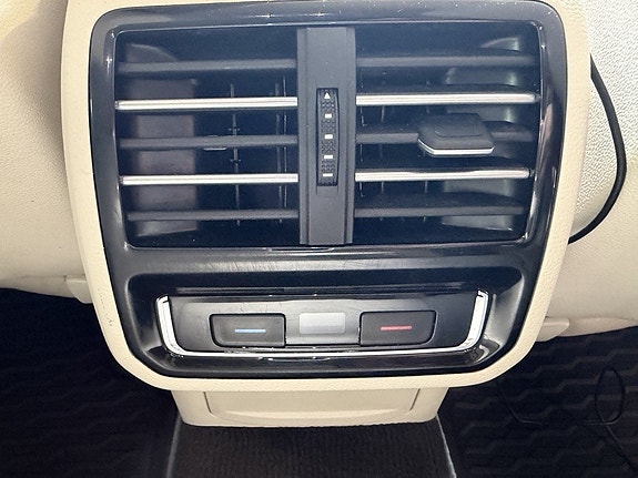 Volkswagen Passat 12 of 16