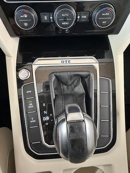 Volkswagen Passat 13 of 16